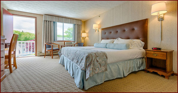 Poolside King Room with Patio Photo 1