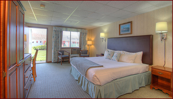 Poolside King Room with Balcony Photo 3