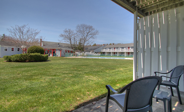 Poolside Two Queen with Patio Photo 2